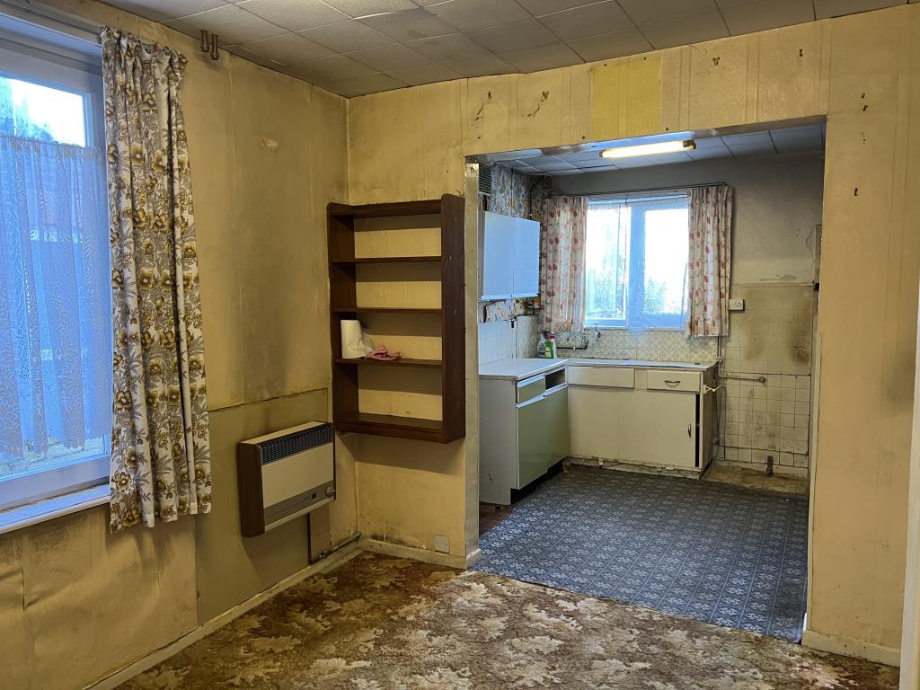 Lot: 146 - THREE-BEDROOM HOUSE FOR IMPROVEMENT - Dining Room and Kitchen